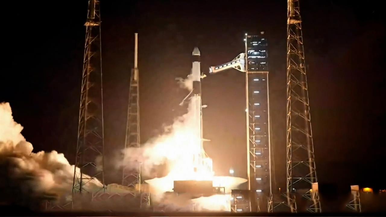 Поехали: появились кадры запуска корабля Crew Dragon с новым экипажем МКС. смотреть онлайн