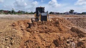 Недопустимо!!Бульдозер SHANTUI C3 Погружает Камень в Грязь, А самосвал весом 25 тонн Доставляет Каме