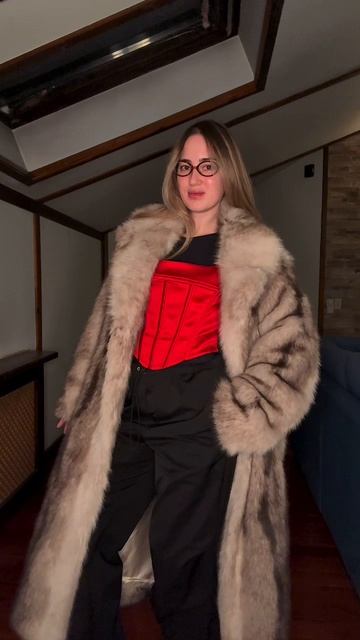 Мой образ дня — когда комфорт встречается с дерзостью ✨
Шуба добавляет роскоши, боди и корсет подчёр смотреть онлайн