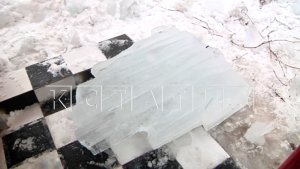 Глыба льда рухнула на пятерых детей, которые шли в музей