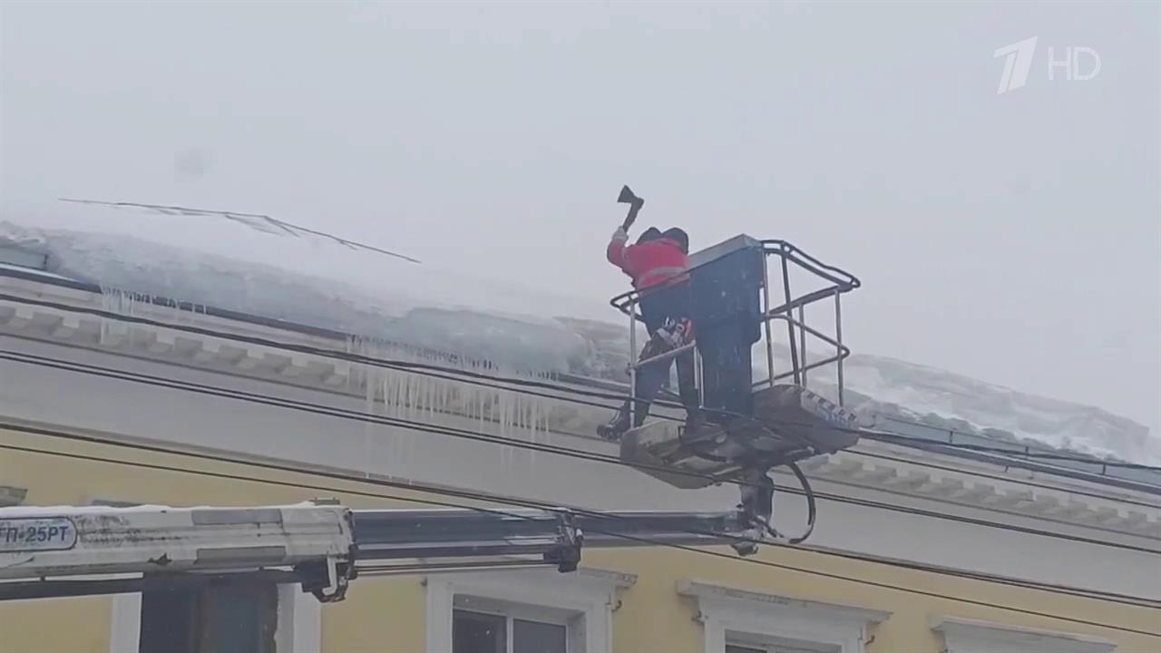 Спасатели предупреждают о сходе льда и снега с крыш. смотреть онлайн