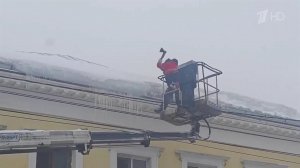 Спасатели предупреждают о сходе льда и снега с крыш.
