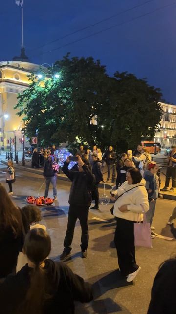 Еще один танец в Питере перед Дворцовым мостом