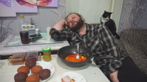 Труженик сутками трудился на усадьбе Так устал что сев ужинать уснул ПОДВАЛ ИЛЬИЧА труженики