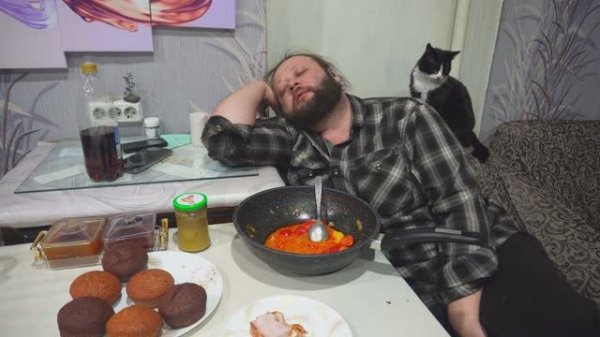 Труженик сутками трудился на усадьбе Так устал что сев ужинать уснул ПОДВАЛ ИЛЬИЧА труженики