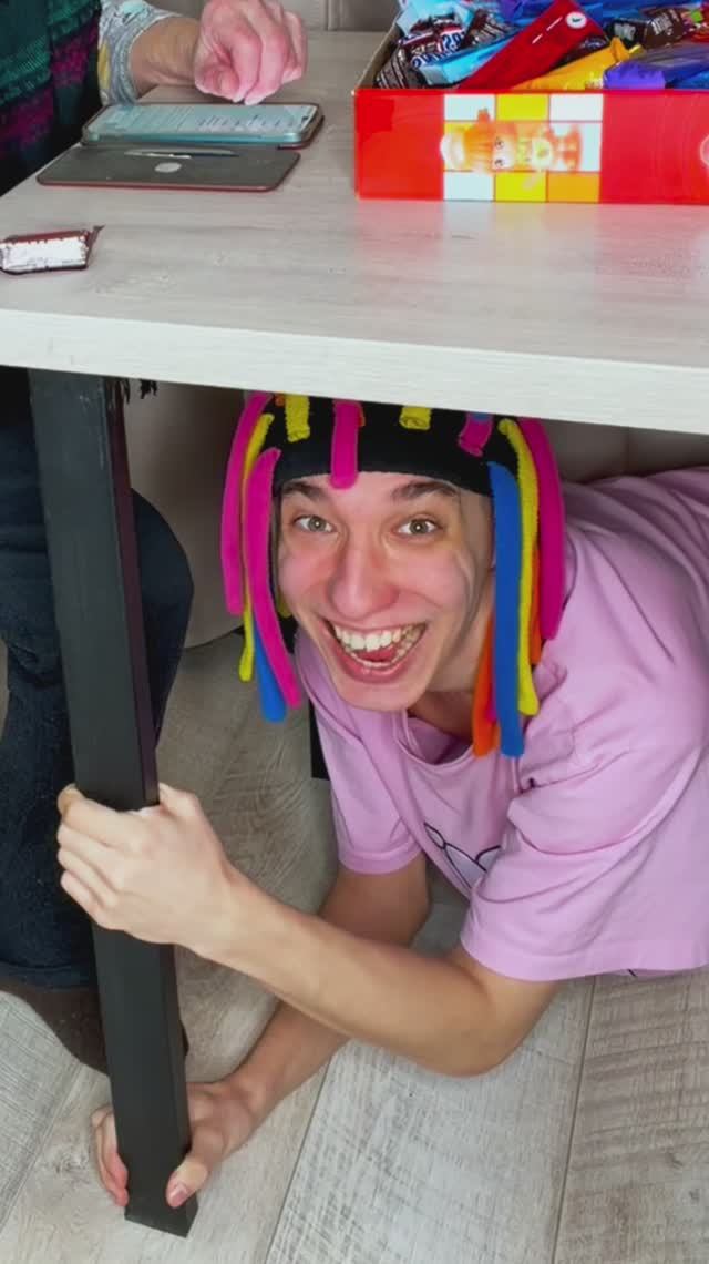 Китайка сидит под Столом😂😆 смотреть онлайн