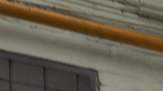 14 февраля 2026 года - 4 подъезд - с аварийной крыши вода стекает прямо по фасаду