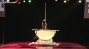 Красивый танец на пилоне и в воде