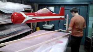 №169- Удаляю маскировку на фюзеляже после покраски красным цветом.