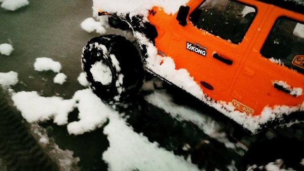 Снежная безумная радиоуправляемая гонка на зимнем оффроуде Yikong 4082 Jeep Rubicon 4WD