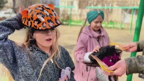 Папа дарит подарки , Беатрис и Вероника учиться кататься на роликах