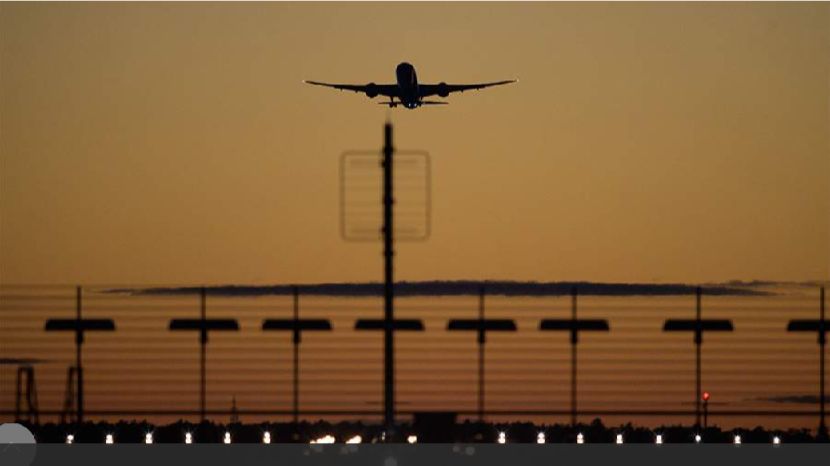 В Нигерии самолет со взорвавшимся двигателем совершил аварийную посадку смотреть онлайн