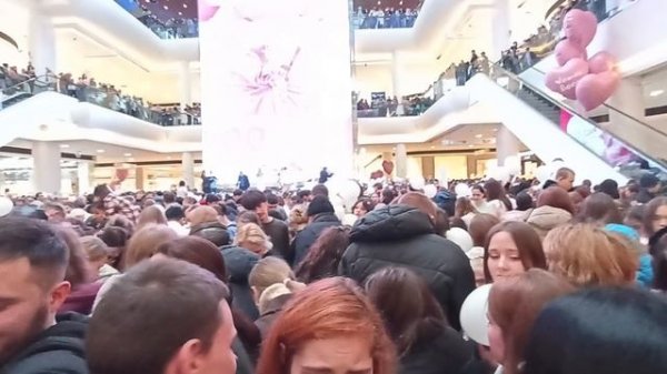 Сброс 100000 воздушных шаров в ТРЦ Ривьера