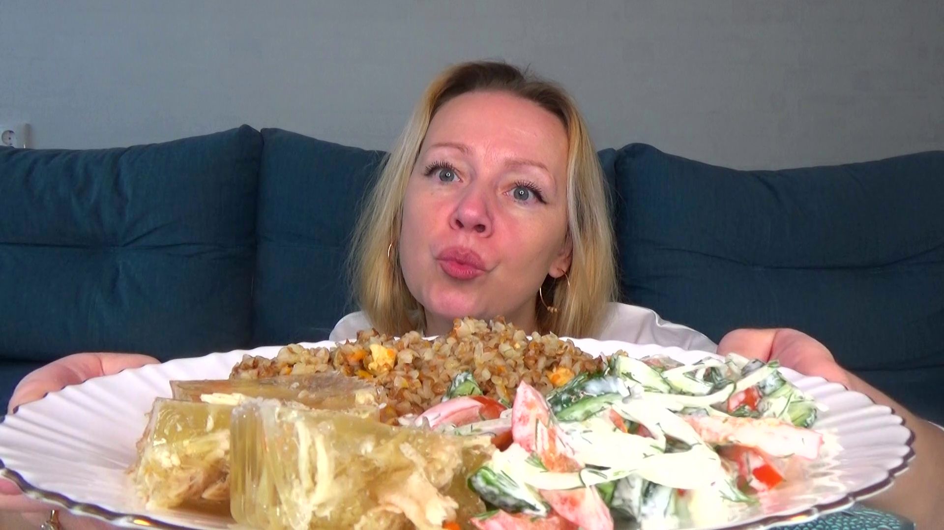 Мукбанг заливное с курицей, гречка и салат со сметаной!Еда вкуснота с укропом на лбу. смотреть онлайн