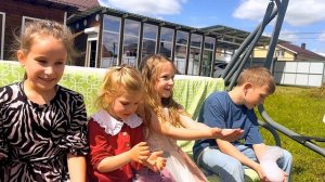 Лето, солнце, веселимся и танцуем с мыльными пузырями.