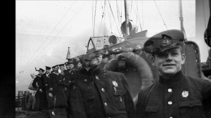 Лейтенант молодой и красивый.