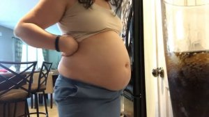 пухлая девушка пьет 2 литра колы и играет с животом