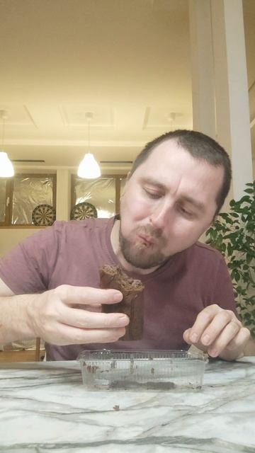 Мукбанг , шоколадный рулет трюфельный.