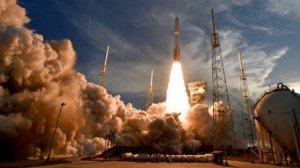 Reuters указало на конкуренцию Маска и Безоса за освоение Луны