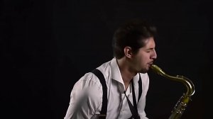 САКСОФОН ИГРАЕТ