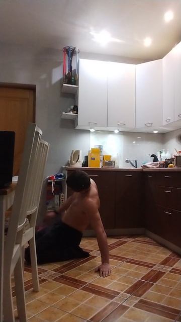 Тренируется дома