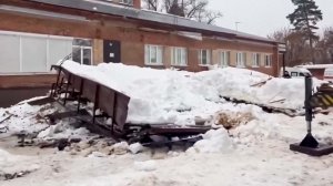 Пенсионер погиб при обрушении козырька больницы под тяжестью снега в Тамбовской области