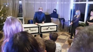 фокусник распиливает девушку пополам