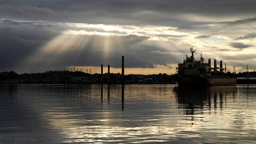 США нанесли удар по якобы перевозившему контрабанду судну в Карибском бассейне смотреть онлайн