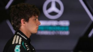 Пилот Mercedes Антонелли показал лучшее время в предсезонных тестах "Формулы 1"