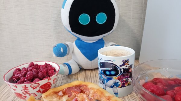 Astro Bot пьëт капучино с ягодами и ждëт лето/ весна на PlayStation 5 (PS5)/кружка Astro Bot/ солнце