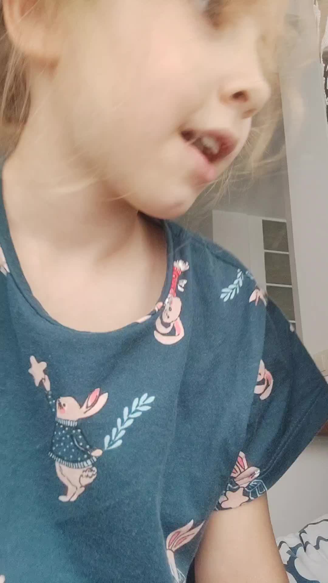 Арина что-то делает смотреть онлайн