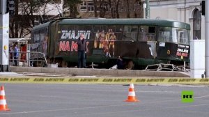 خروج ترام عن مساره واصطدامه بموقف حافلات مكتظ في البوسنة والهرسك