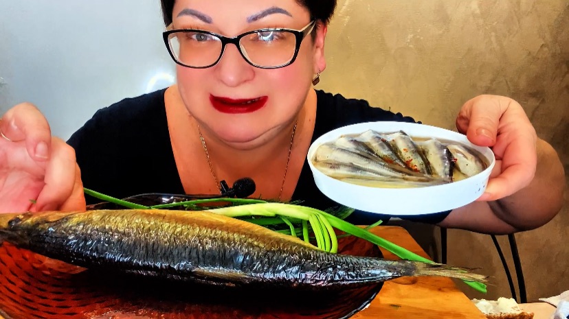 Налетела на СЕлЕдку, как голодная😂/ ЕЕ посадили в тюрюму 🤭за старый телефон ☝️/Мукбанг смотреть онлайн