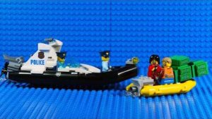 На грабителей банка LEGO нападает акула!