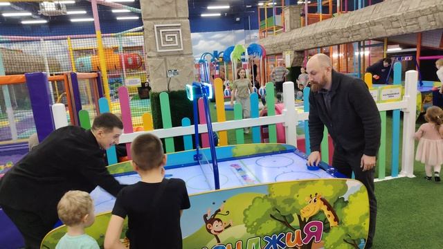 Джуманджи играем с Андрюхой в аэрохоккей