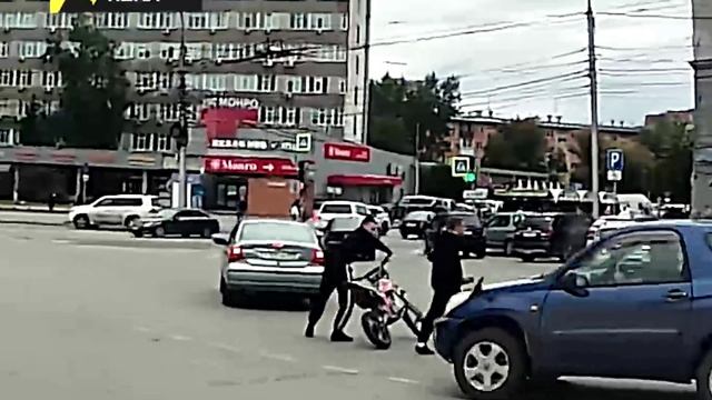 Парни на питбайке врезались в Форда в Новосибирске и смотались