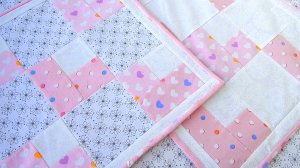 Идея подарка на 8 марта. Лоскутные подушки с сердечками на молнии и с карманом.