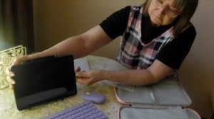 Клавиатура и мышка к планшету. Снег тает в Подмосковной деревне.