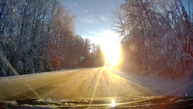 Солнечные зимние пейзажи по лесной дороге на видео регистраторе 70 Mai