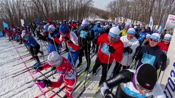Стартовала гонка "Лыжня России", которая уже несколько десятилетий объединяет страну.