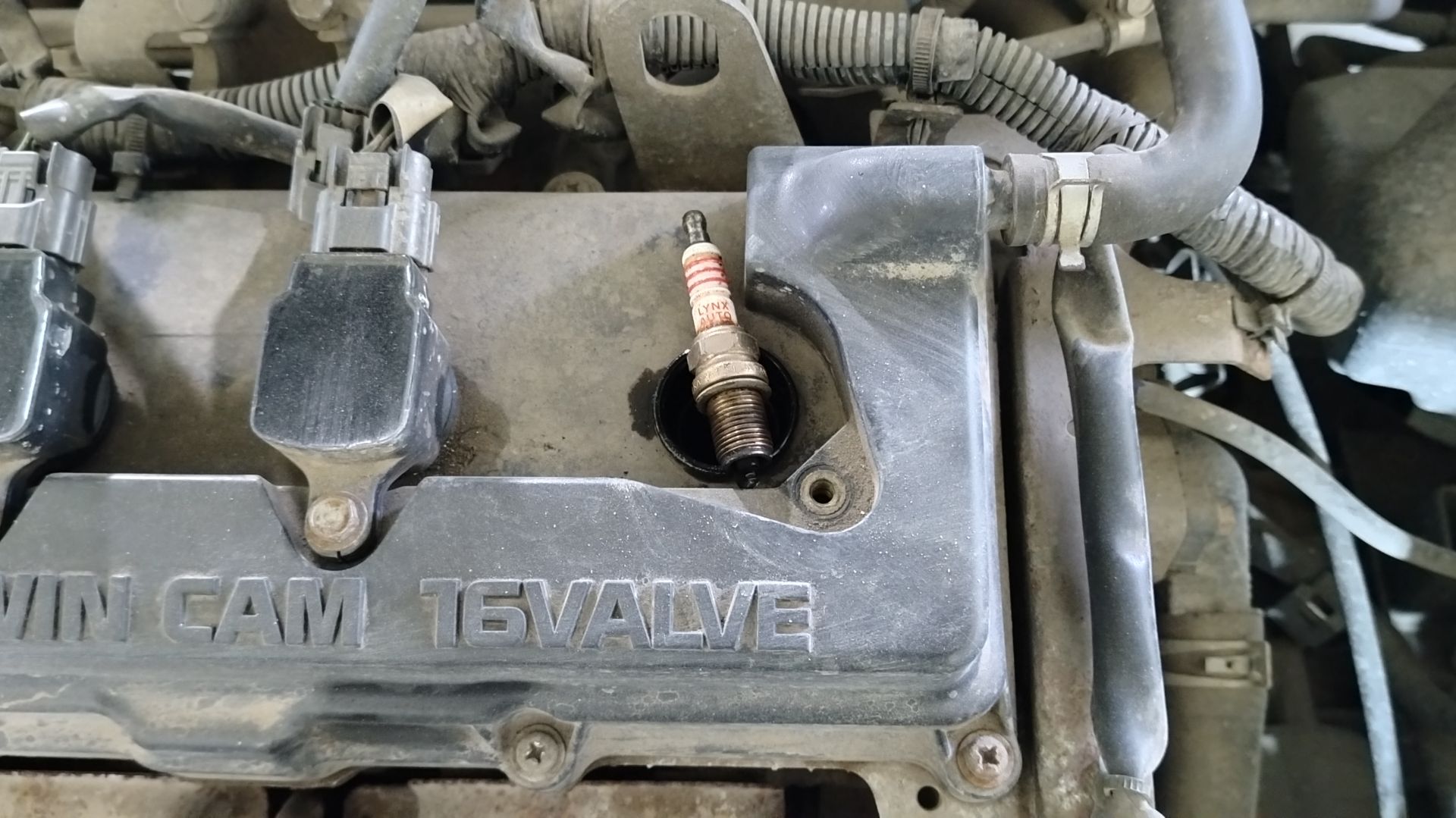 Чем достать свечу из свечного колодца автомобиля