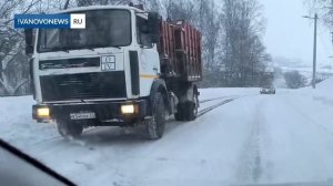 Грузовики из-за отсутствия посыпки не могут проехать в гору