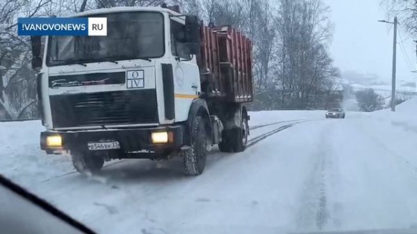 Грузовики из-за отсутствия посыпки не могут проехать в гору