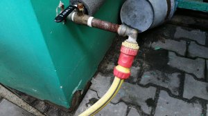Как очистить поливочный шланг от грязи.