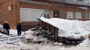 Пенсионер погиб при обрушении козырька больницы в Тамбовской области