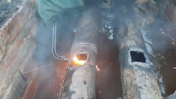 Тепловые сети! Работа резаком на теплотрассе!