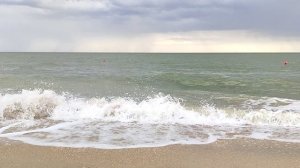 Морские волны на пляже.