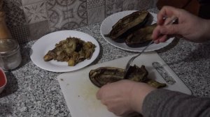 Эти фаршированные баклажаны исчезают со стола первыми. Berenjenas rellenas con naranjas y ensalada.