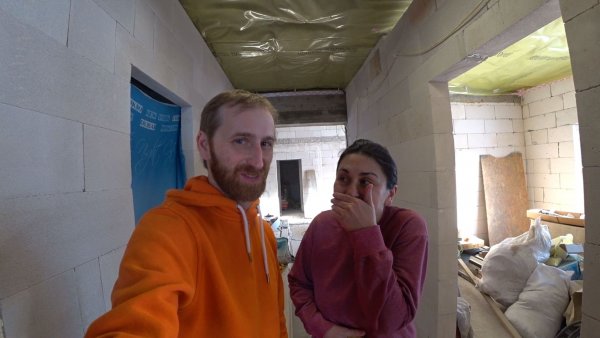 Жена экономит бюджет, а я разбираюсь с водорозетками и электрикой.