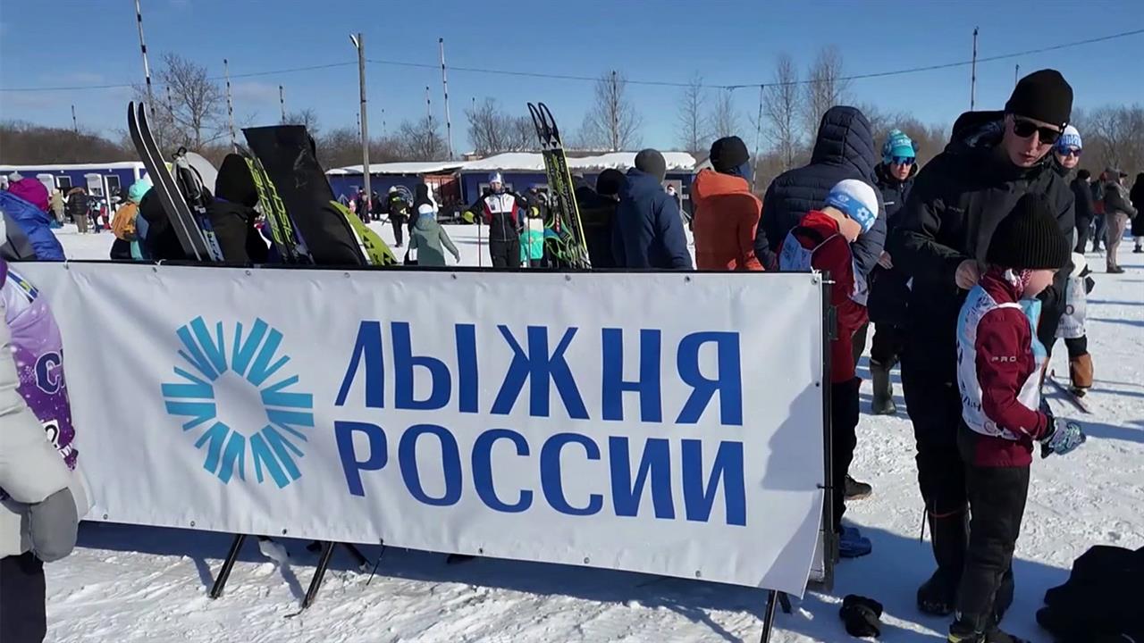 Сегодня по всей стране проходит ежегодная массовая гонка "Лыжня России" смотреть онлайн